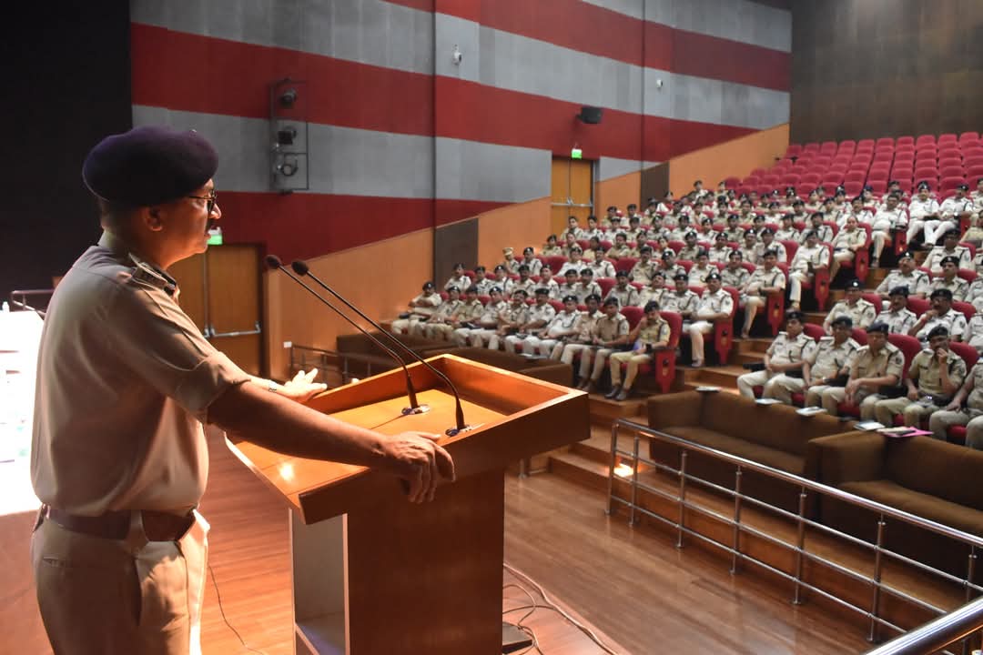 अपराध अनुसंधान विभाग के द्वारा पुलिस उपाधीक्षक पंक्ति के पदाधिकारियों को डीजीपी ने सम्वोधित किया