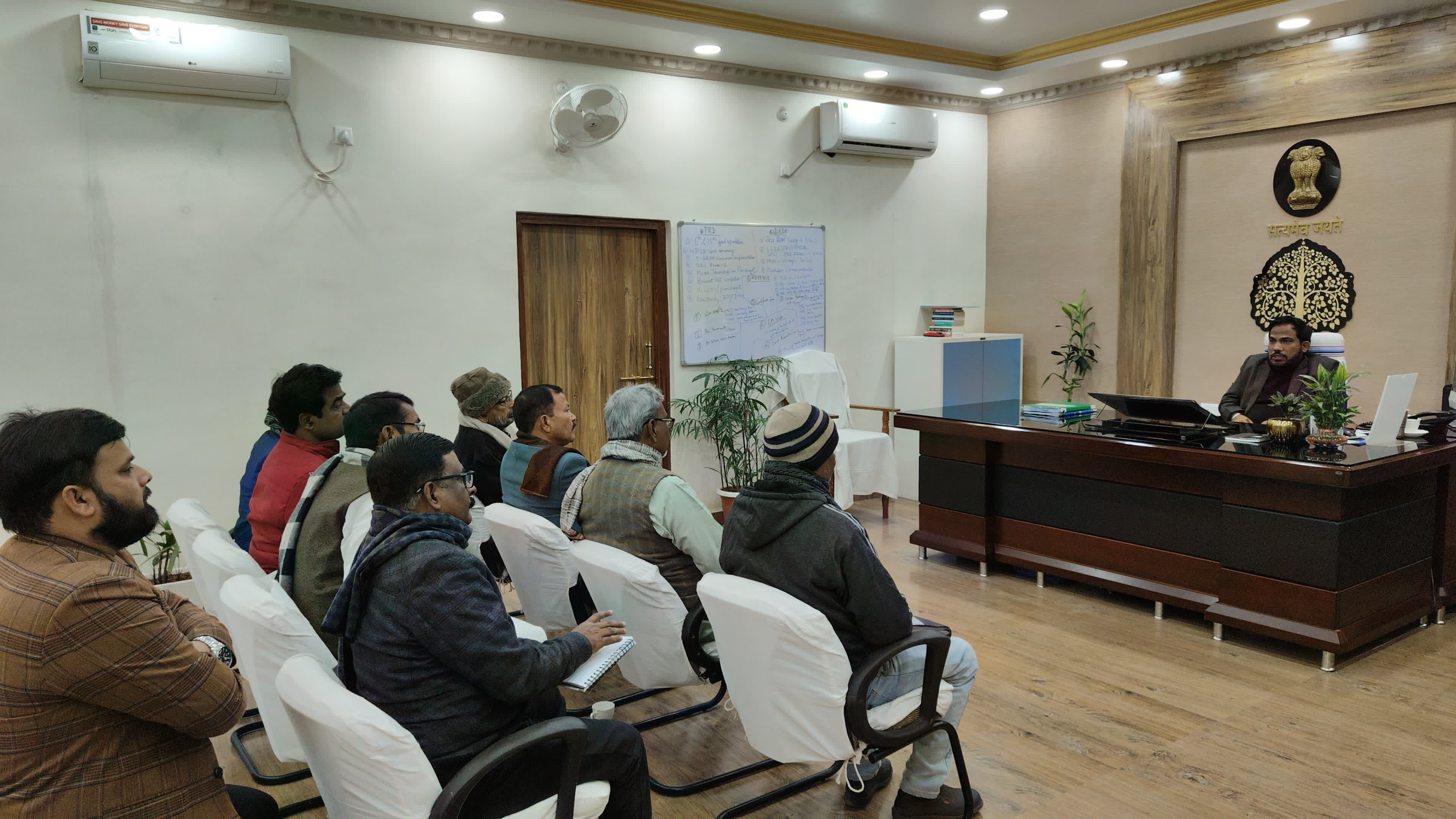 जिलाधिकारी ने  वैशाली कला मंच के उन्नयन के लिए रंगकर्मियों के साथ की बैठक 