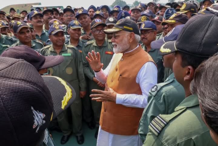 मोदी आदमपुर में सैनिकों से मिले