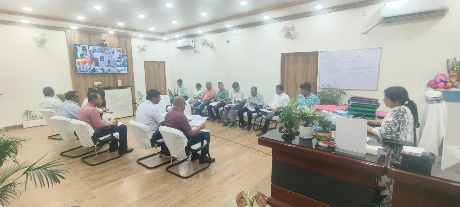 जिलाधिकारी ने अंबेडकर समग्र सेवा अभियान एवं महिला संवाद कार्यक्रम की प्रगति की समीक्षा की ....