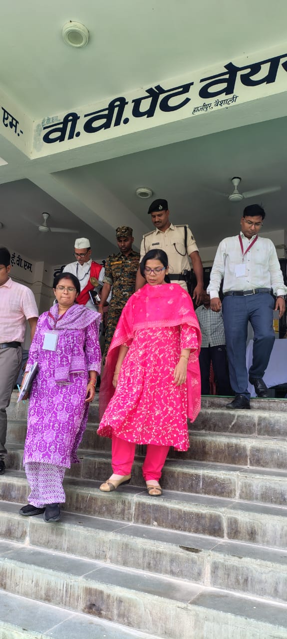 एफएलसी कार्य का निरीक्षण करने वेयरहाउस पहुंचीं जिलाधिकारी श्रीमती वर्षा सिंह